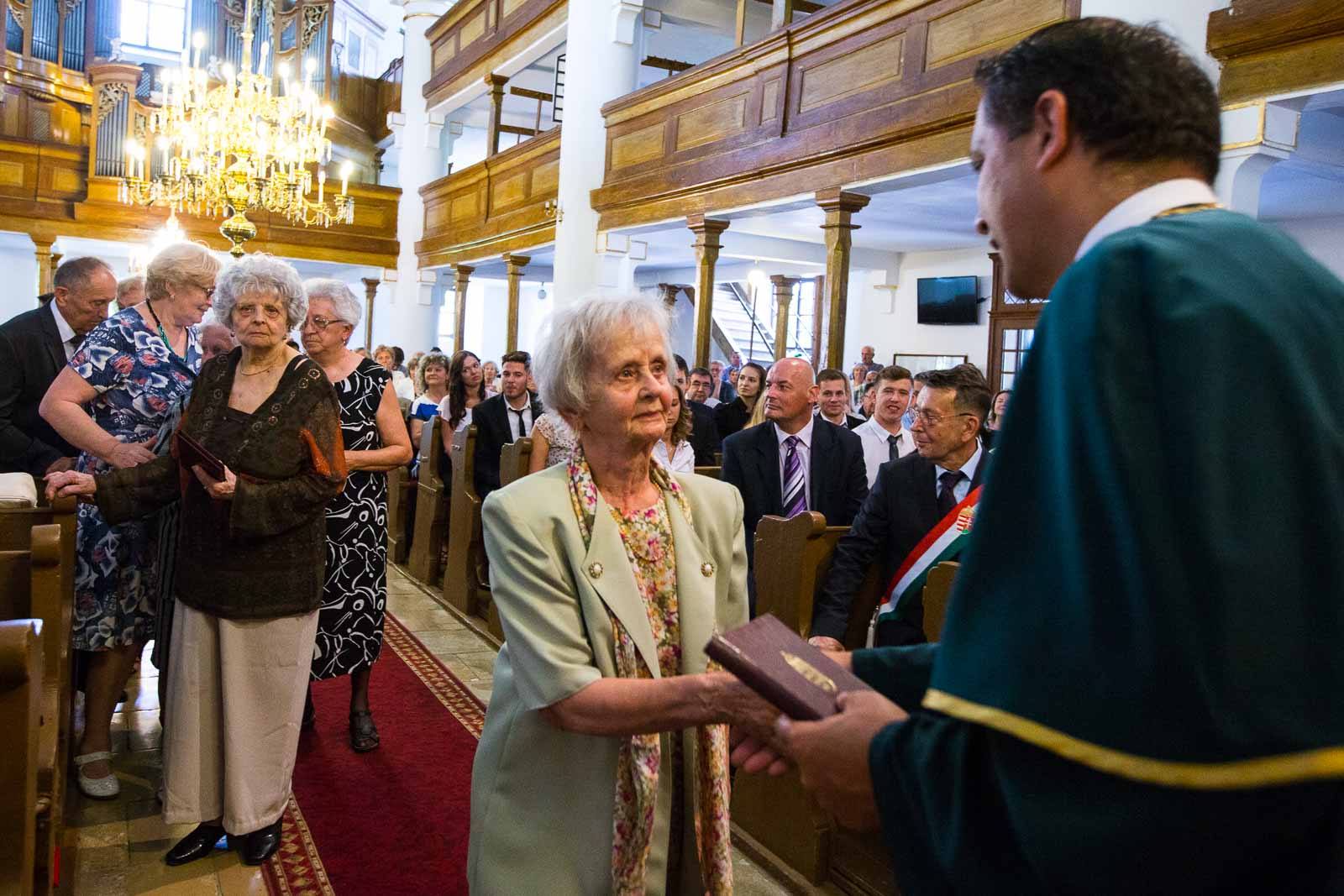 Ábel Mária átveszi díszoklevelét dr. Futó Zoltántól (Fotó: Babák Zoltán)