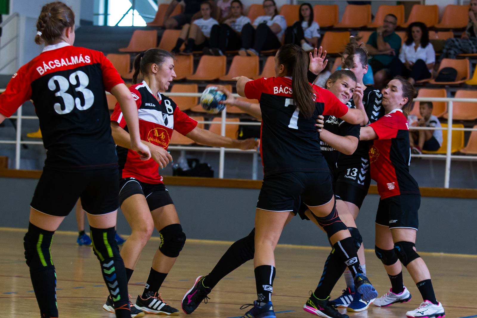 Majoros Flóra küzd a védelemmel (Fotó: Babák Zoltán)