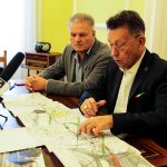 Dr. Melis János címzetes főjegyző és Babák Mihály polgármester (Fotó: Hegedűs Éva)