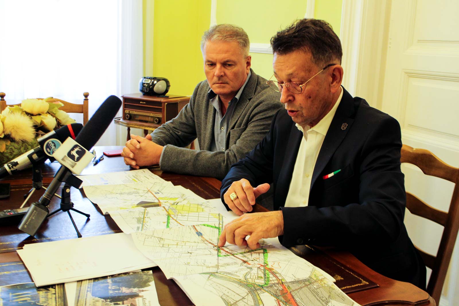 Dr. Melis János címzetes főjegyző és Babák Mihály polgármester (Fotó: Hegedűs Éva)