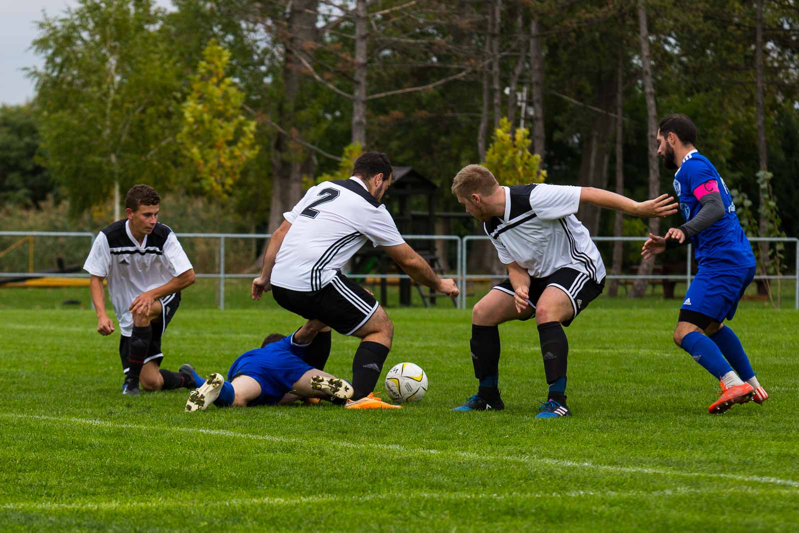 Dernovics Tamás a földön, jobbról Lós István (Fotó: Babák Zoltán)