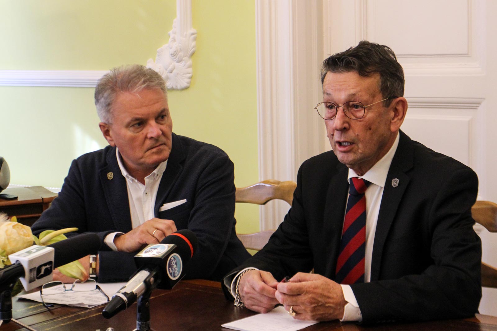 Dr. Melis János címzetes főjegyző és Babák Mihály polgármester (Fotó: Hegedűs Éva)