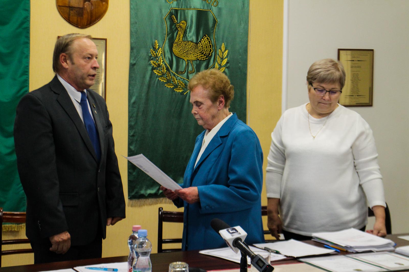 Molnár József polgármester leteszi esküjét (Fotó: Hegedűs Éva)