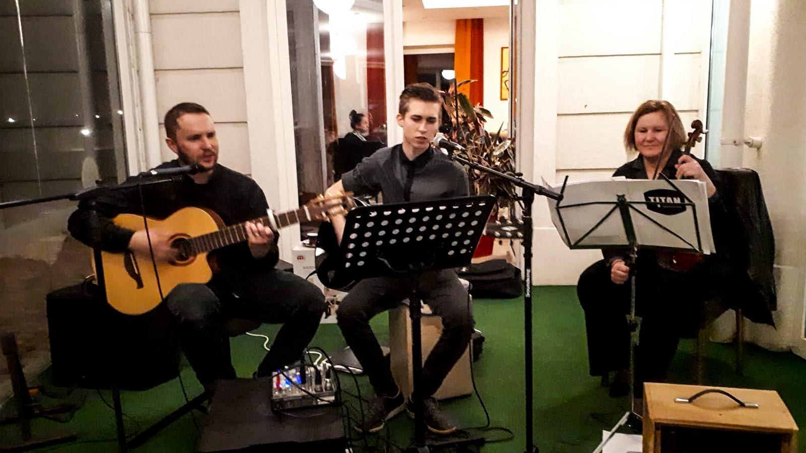 Molnár János (gitár) és Nánási Attila (ének, gitár), Czibulya Zsuzsanna (hegedű)