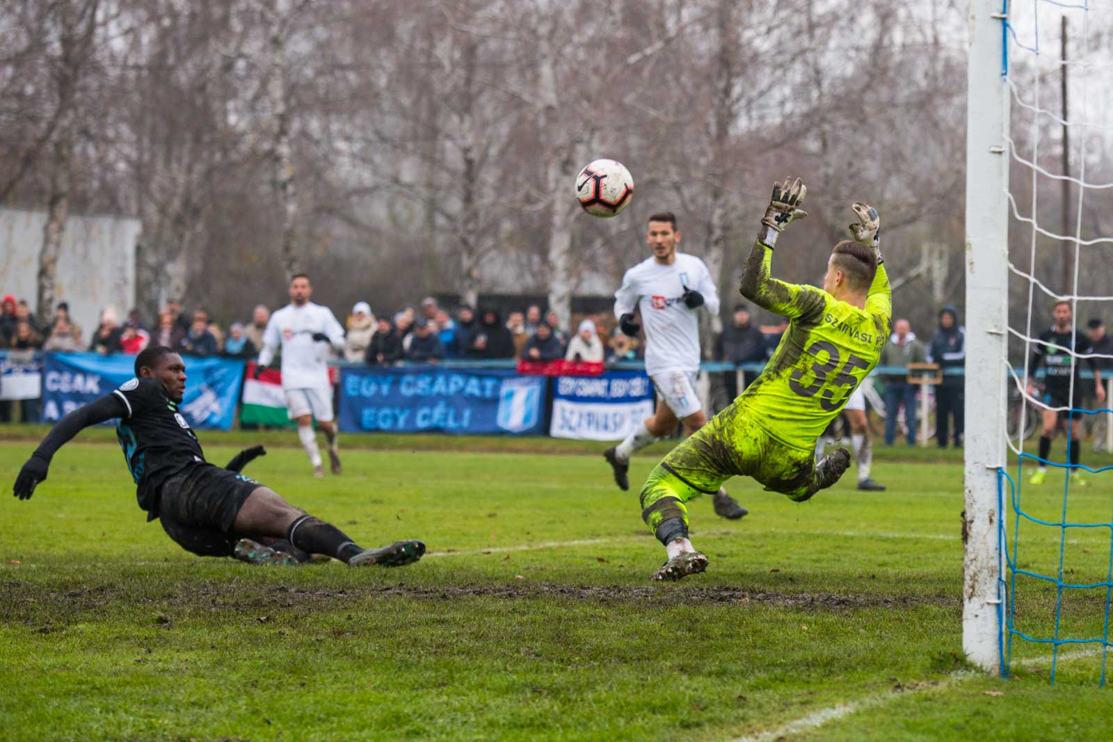 Krnács hárítja Ikoba lövését (Fotó: Babák Zoltán)