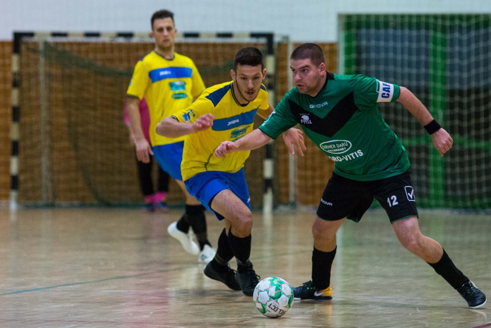 Zima Dániel, háttérben Furár Róbert, valamint Böde Krisztián (zöldben) (Fotó: Babák Zoltán)