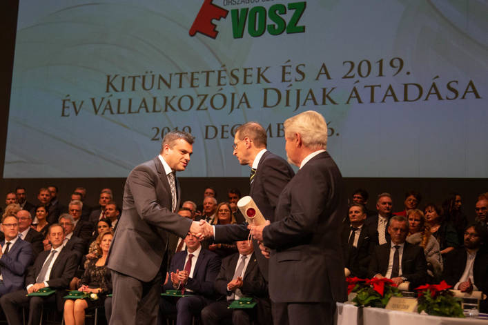 Bukovinszky Béla átveszi Varga Mihály pénzügyminisztertől a díjat