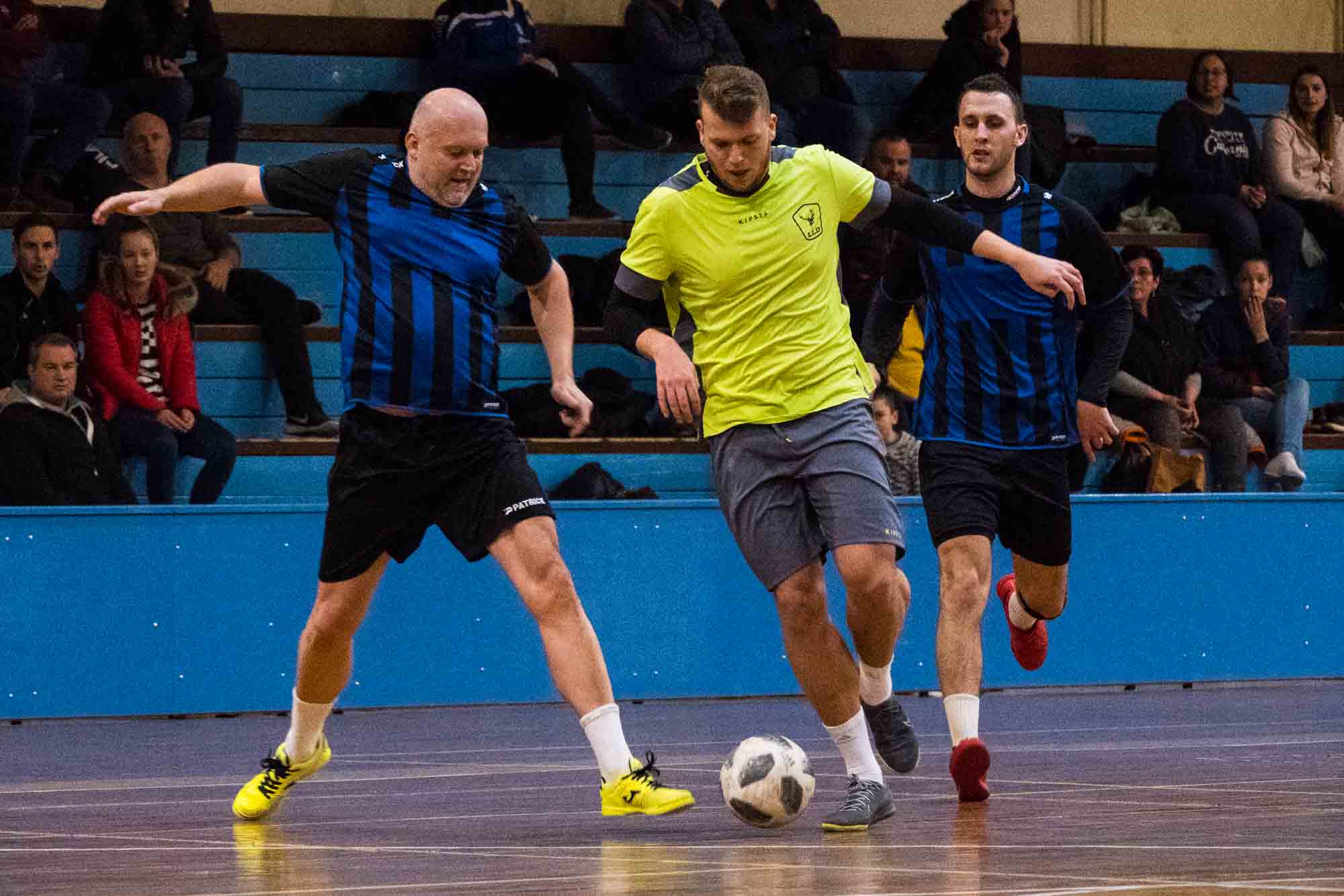 Apa és fia, Seres János és Seres Viktor küzd a labdáért, mögöttük Paulik Ádám (Fotó: Babák Zoltán)