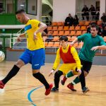 Paulik Ádám varázslóbemutatót tart, majd a háta mögé, középre emel (Fotó: Babák Zoltán)