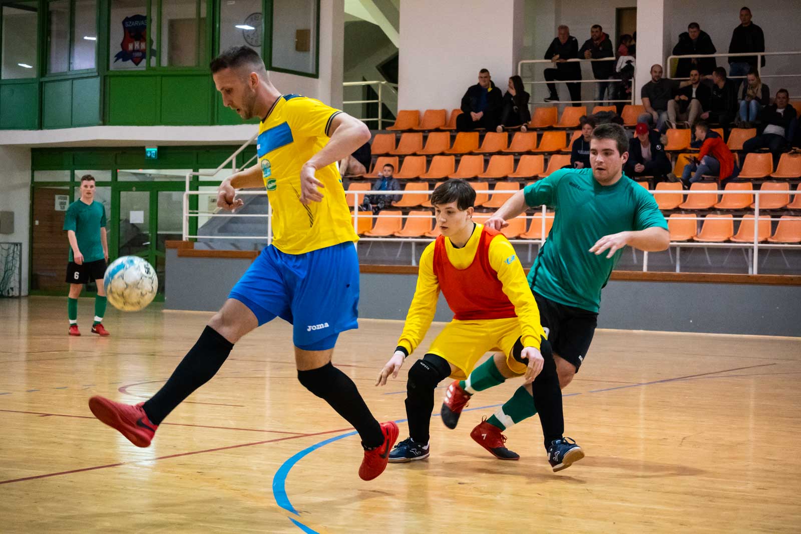 Paulik Ádám varázslóbemutatót tart, majd a háta mögé, középre emel (Fotó: Babák Zoltán)