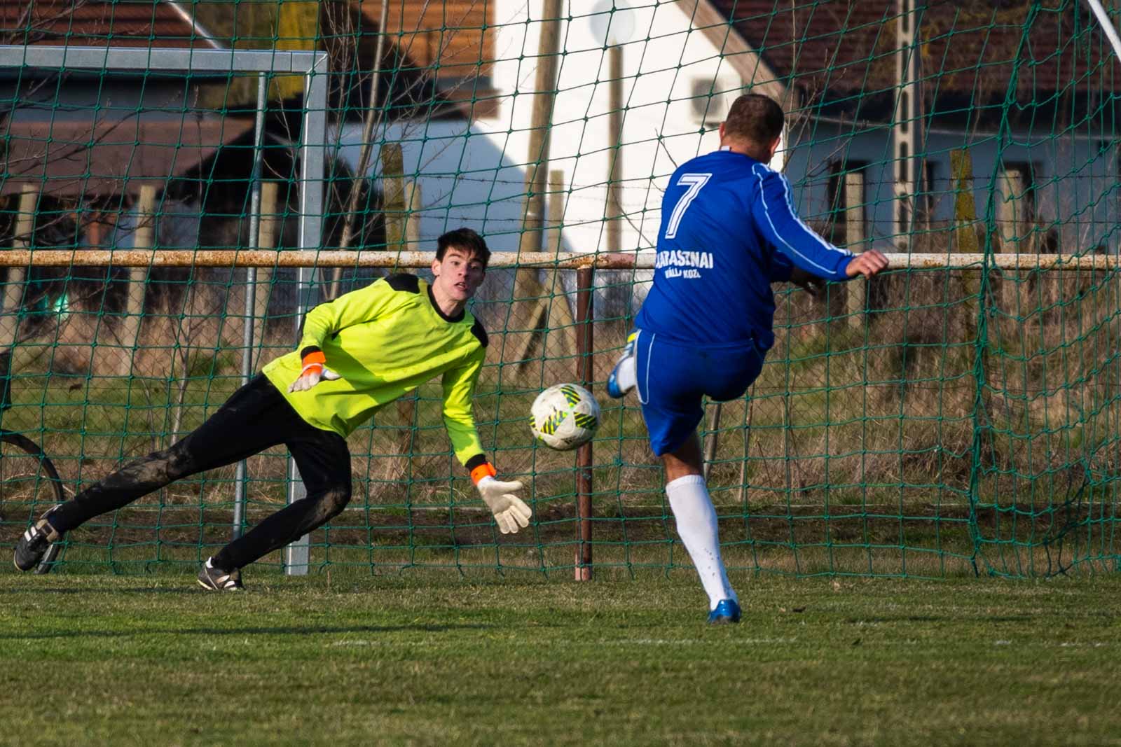 A doboziak egyenlítő büntetője. Kapuban Buzás Bálint, 7-sel Barcsay Attila (Fotó: Babák Zoltán)