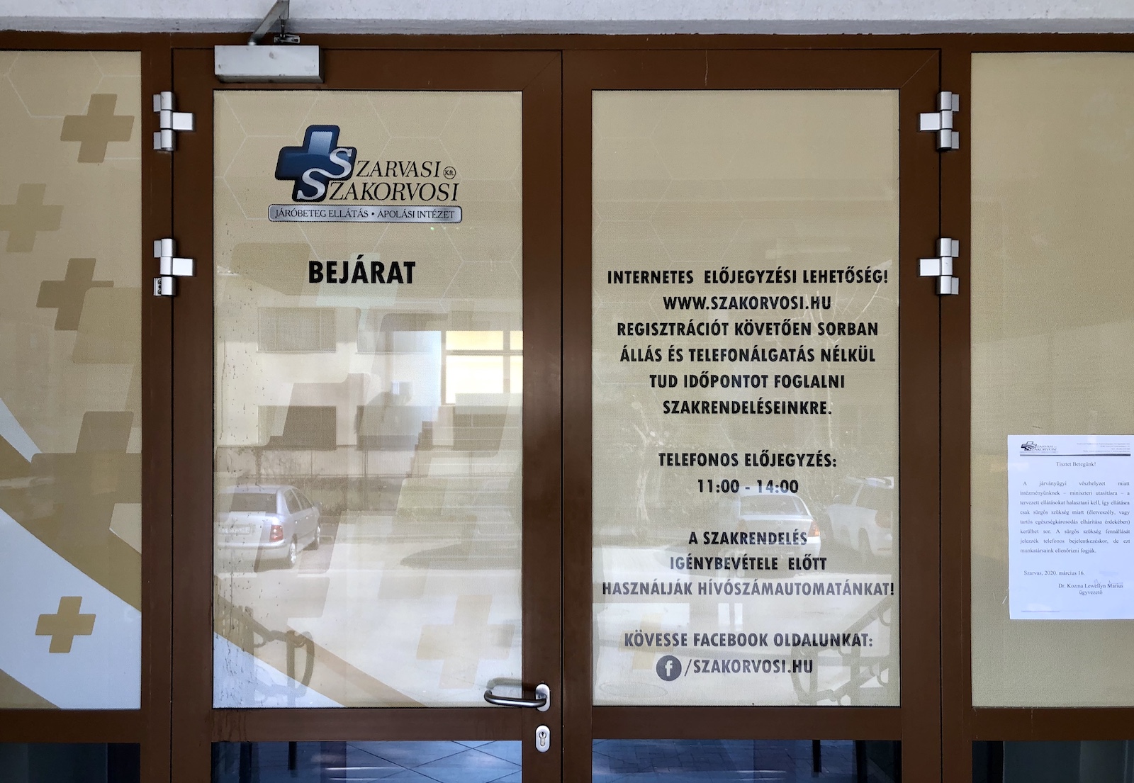 A szakorvosi rendelők bejárata (Fotó: Babák Zoltán)