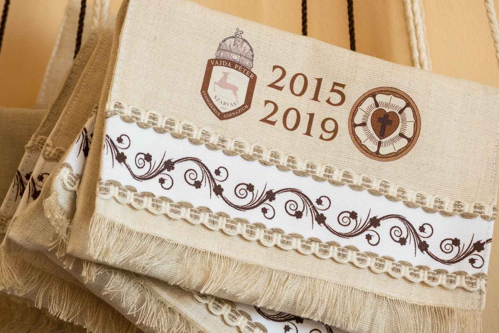 Ballagótarisznyák Kitajkáné Szántai Mária igazgató irodájában (Fotó: Babák Zoltán)