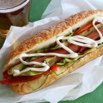 Pulykahotdog grill zöldségekkel, aiolival (fokhagymás majonézzel) (Fotó: Gallicop.hu)