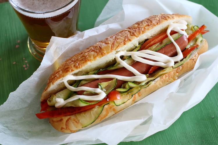 Pulykahotdog grill zöldségekkel, aiolival (fokhagymás majonézzel) (Fotó: Gallicop.hu)