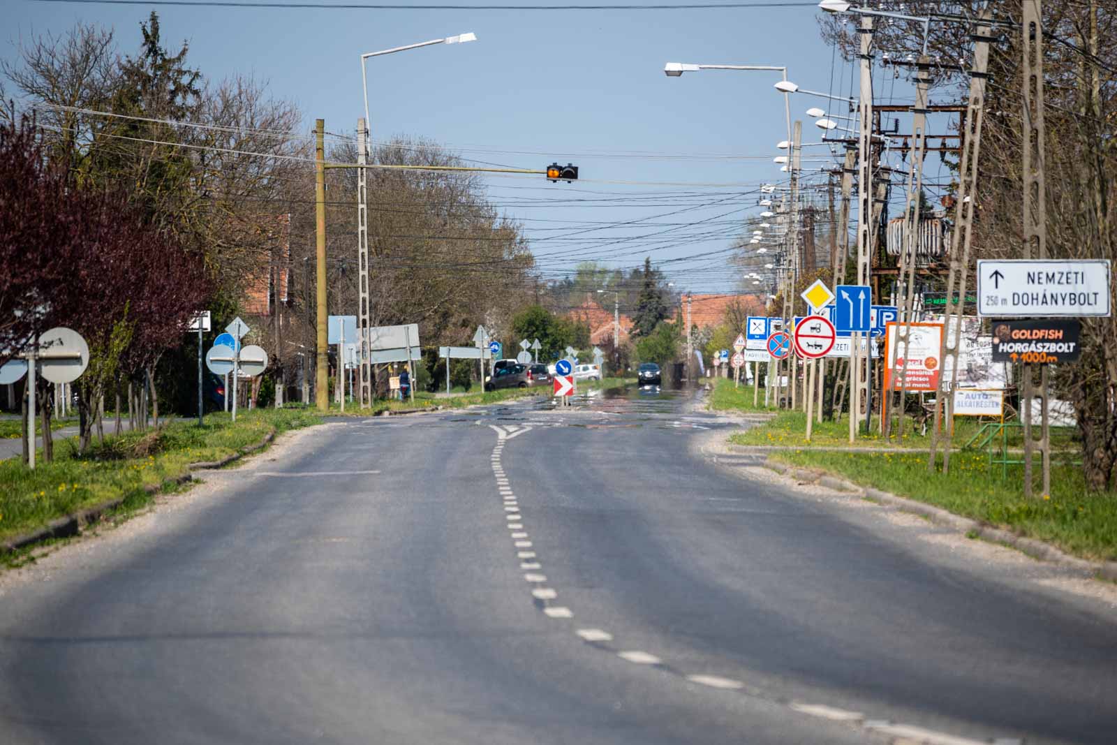 Üres szentandrási főutca (Fotó: Babák Zoltán)