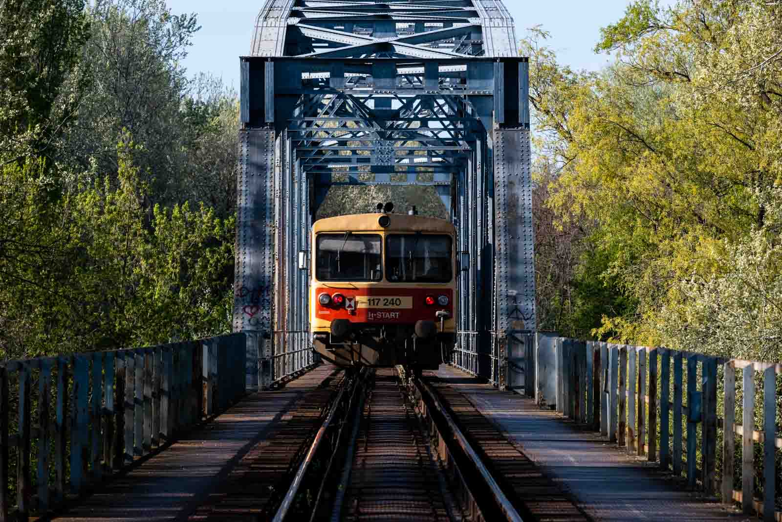 Mezőtúr felé tart a Bmot a Körös felett ívelő Vashídon (Fotó: Babák Zoltán)