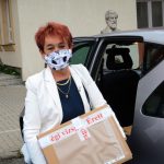 Mészáros Tünde igazgatóhelyettes az idei matekfeladatokkal (Fotó: Bencsik Ernő)