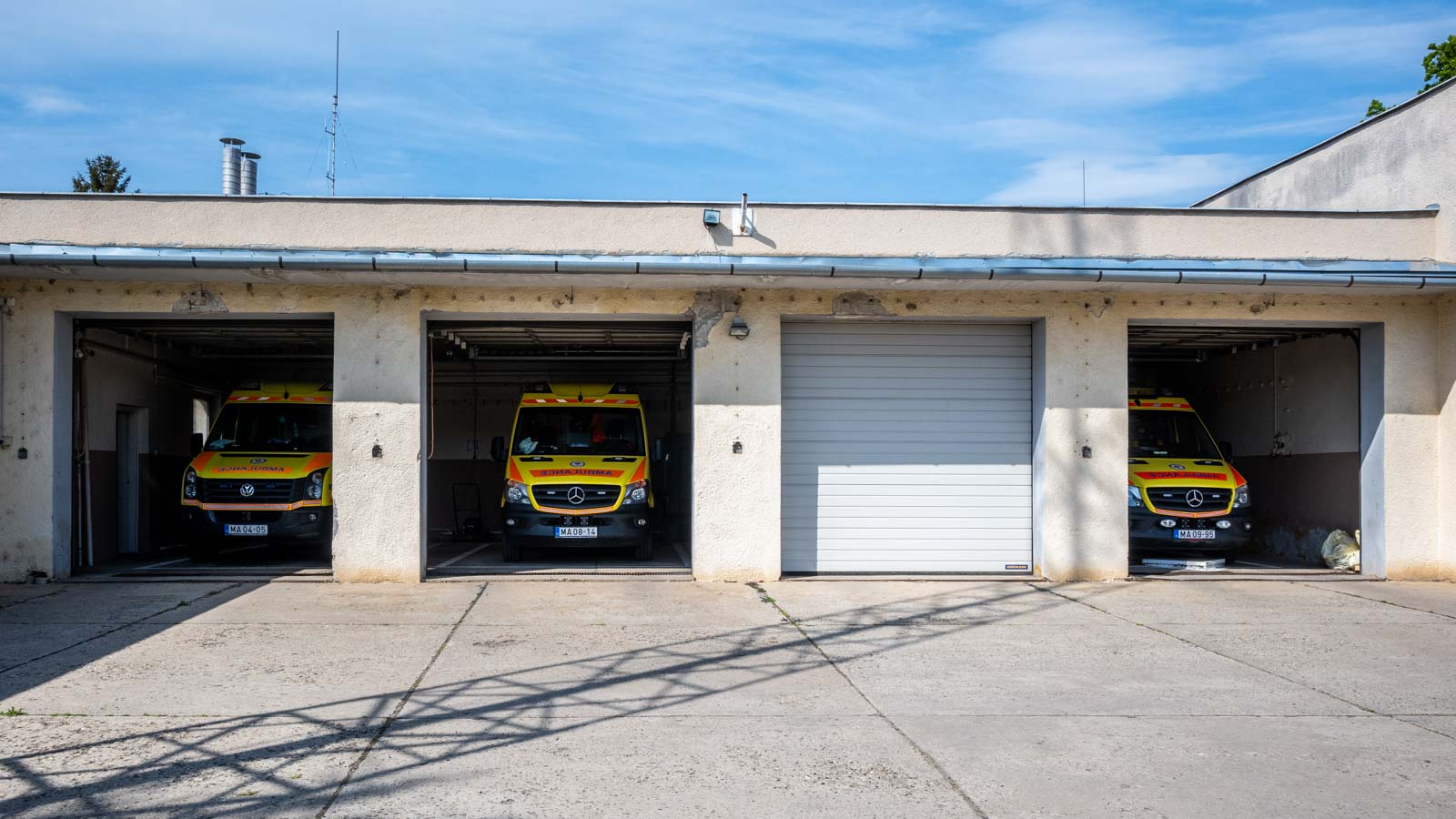 Bevetésre várnak a Szarvasi Mentőállomás esetkocsijai tegnap (Fotó: Babák Zoltán)