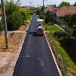 Zajlik a Csokonai utca aszfaltozása Békésszentandráson (Fotó: Babák Zoltán)