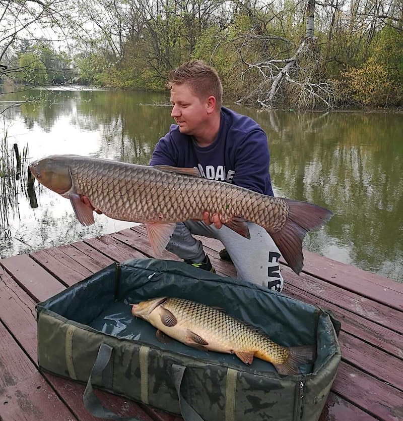 Tóth Attila horgászzsákmányával (Fotó: DV)