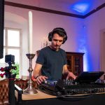 A keverőpult mögött Yohan’B, azaz Brlás Zsolt (Fotó: Babák Zoltán)