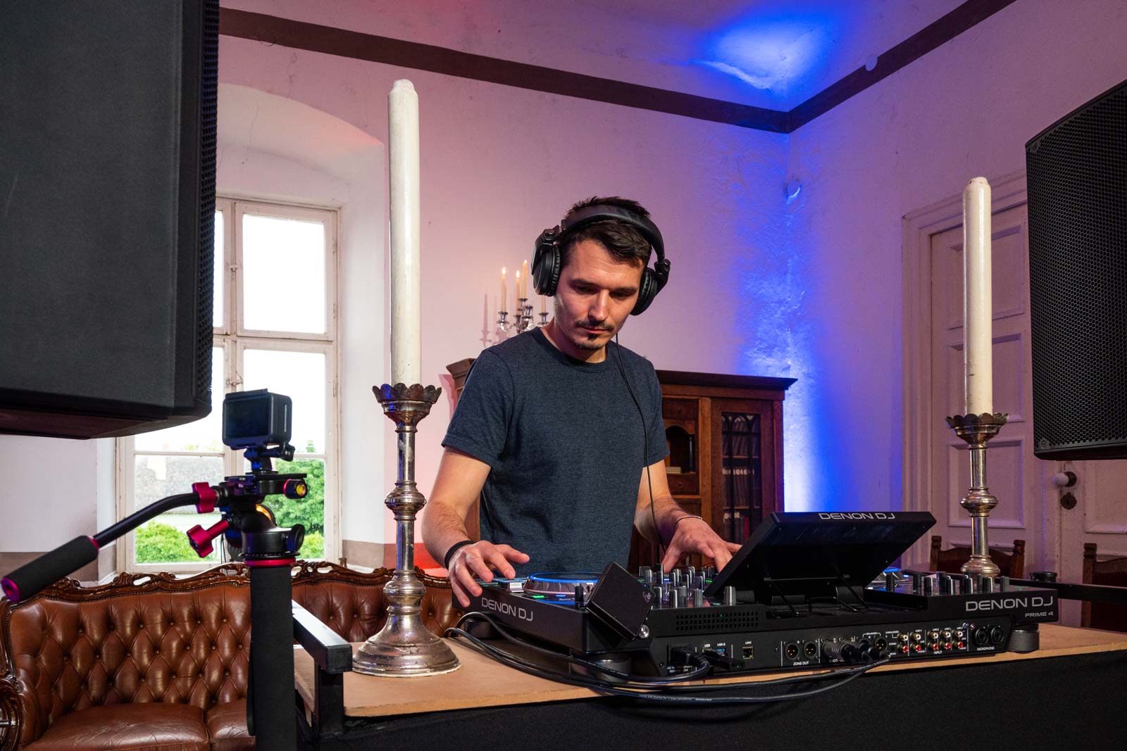 A keverőpult mögött Yohan’B, azaz Brlás Zsolt (Fotó: Babák Zoltán)