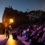 Bohóc szórakoztatja a Szarvasi Vízi Színház közönségét (Fotó: Babák Zoltán)