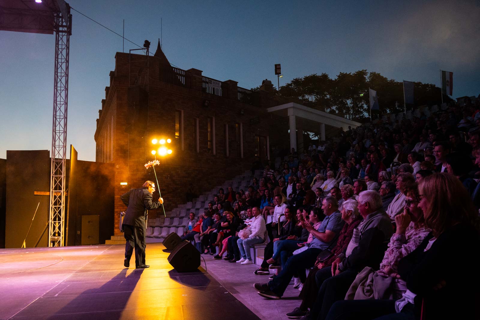 Bohóc szórakoztatja a Szarvasi Vízi Színház közönségét (Fotó: Babák Zoltán)