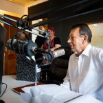 Babák Mihály polgármester a Rádió Szarvas 105,4 új stúdiójában (Fotó: Babák Zoltán)