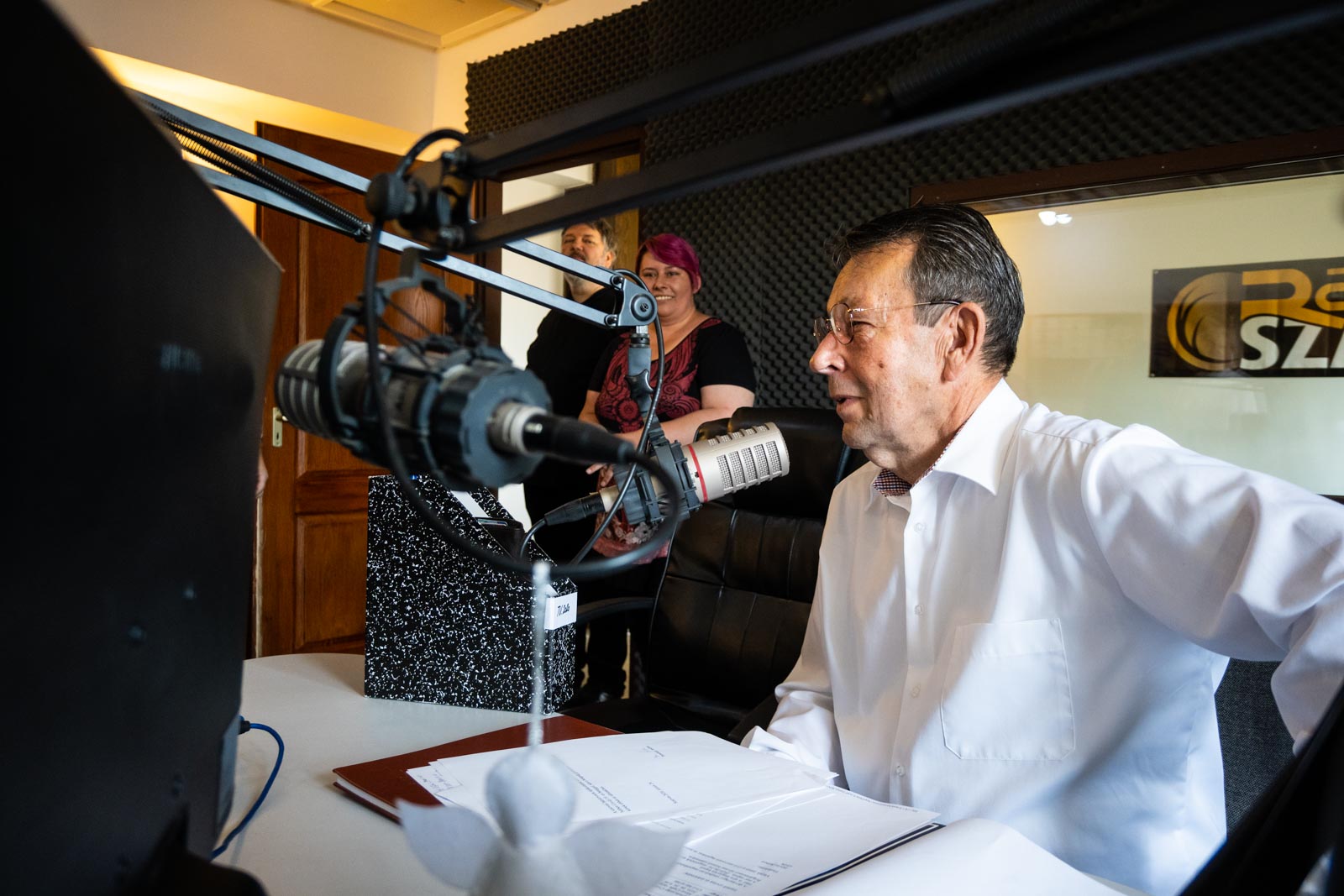 Babák Mihály polgármester a Rádió Szarvas 105,4 új stúdiójában (Fotó: Babák Zoltán)
