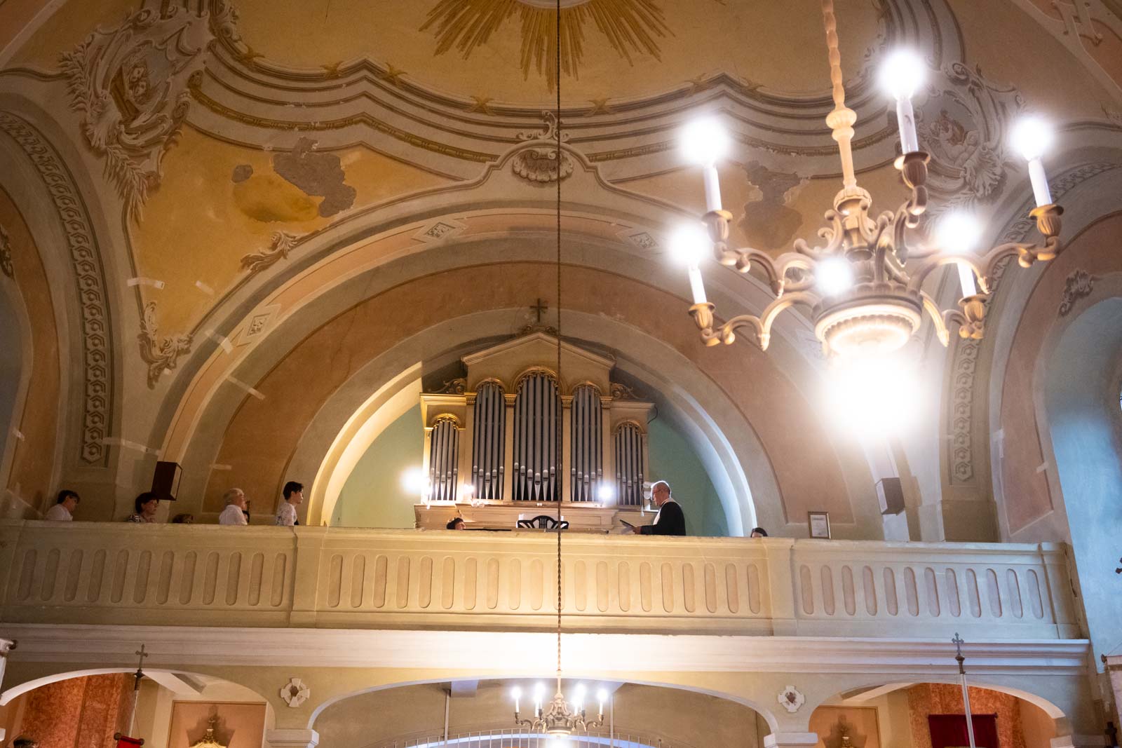 Kiss Imre plébános megáldja a Szent Klára templom orgonáját (Fotó: Babák Zoltán)