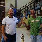 A Korona képviseletében Zvara József veszi át a felsőházi első helyért járó kupát Gunda Atillától (Fotó: Kepenyes Balázs)