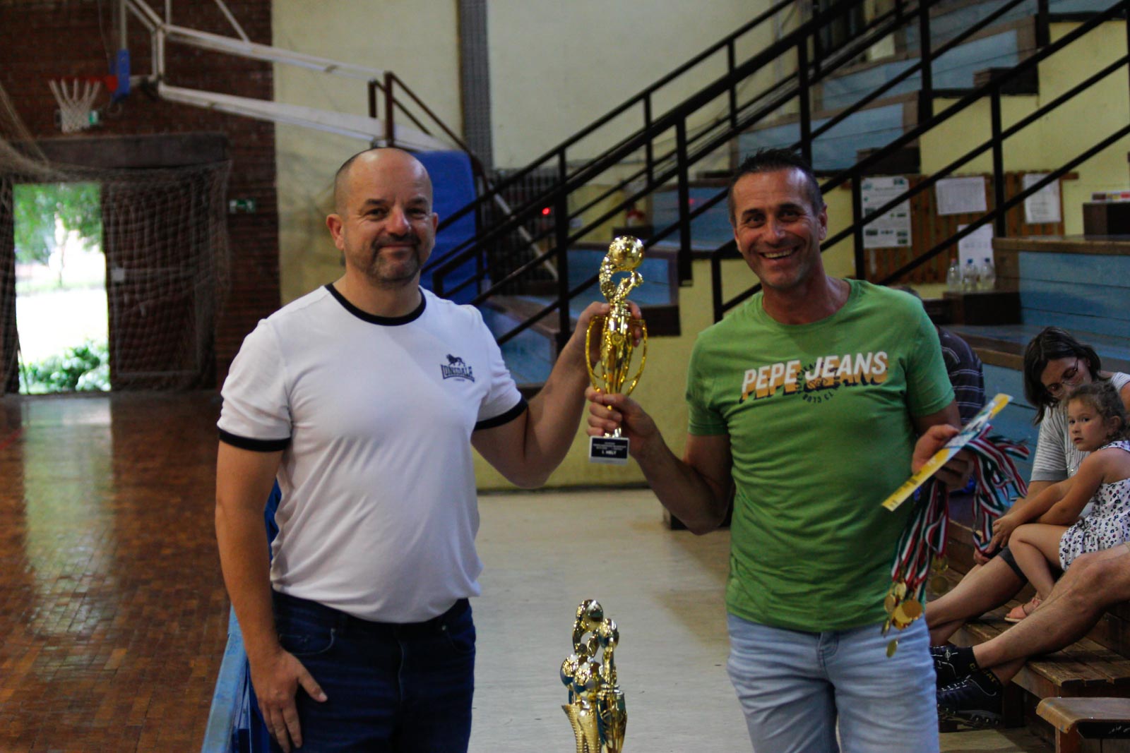 A Korona képviseletében Zvara József veszi át a felsőházi első helyért járó kupát Gunda Atillától (Fotó: Kepenyes Balázs)