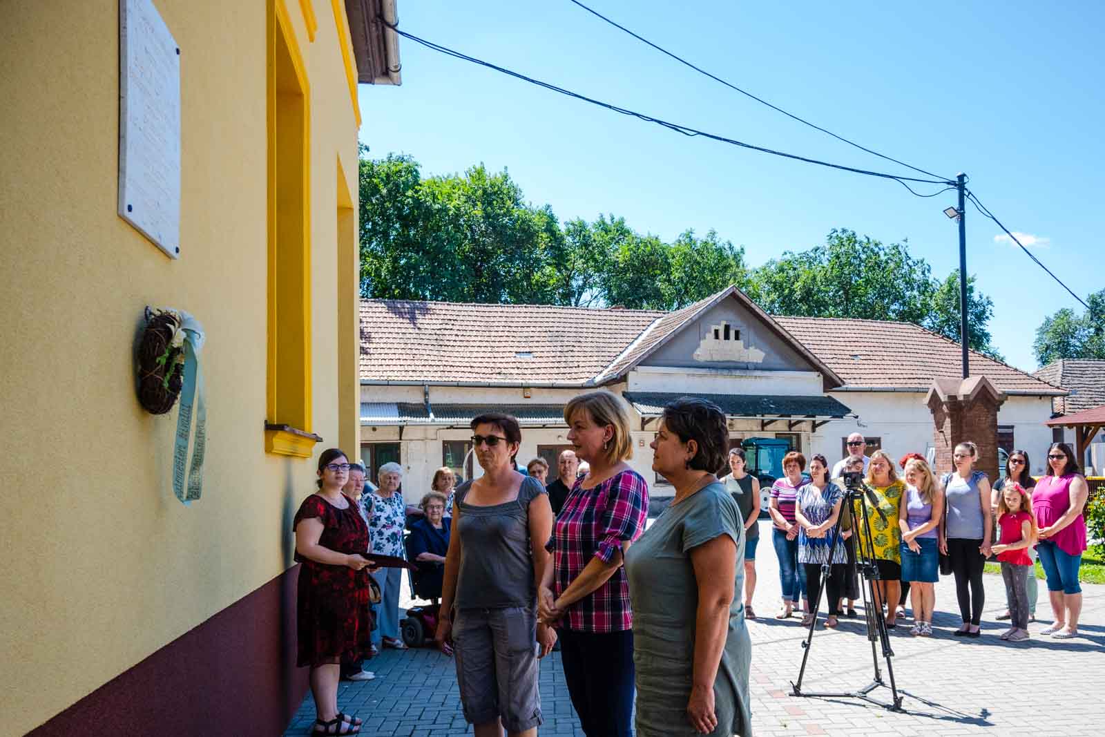 Bagdiné Balla Andrea, Csépainé Tóth Gabriella és Dinyáné Kovács Gabriella elhelyezik koszorújukat Bagi István emléktáblájánál (Fotó: Babák Zoltán)