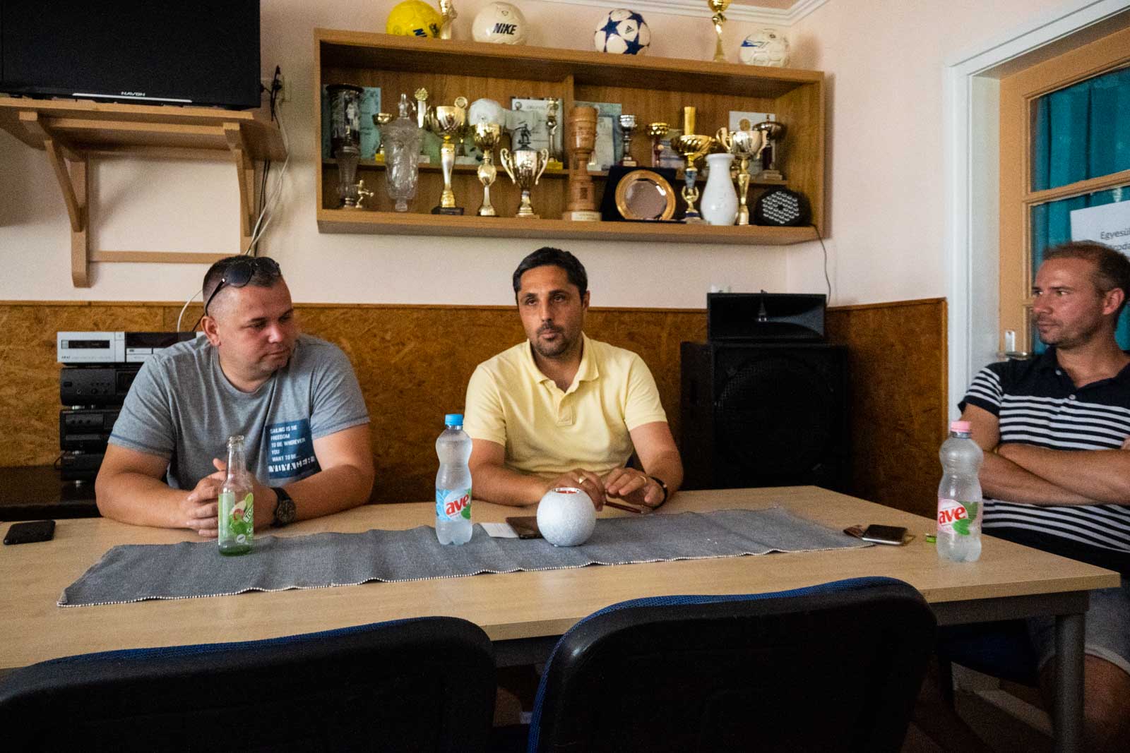 Boér Zsolt (k) bemutatkozik a Hunyadi játékosértekezletén (Fotó: Babák Zoltán)