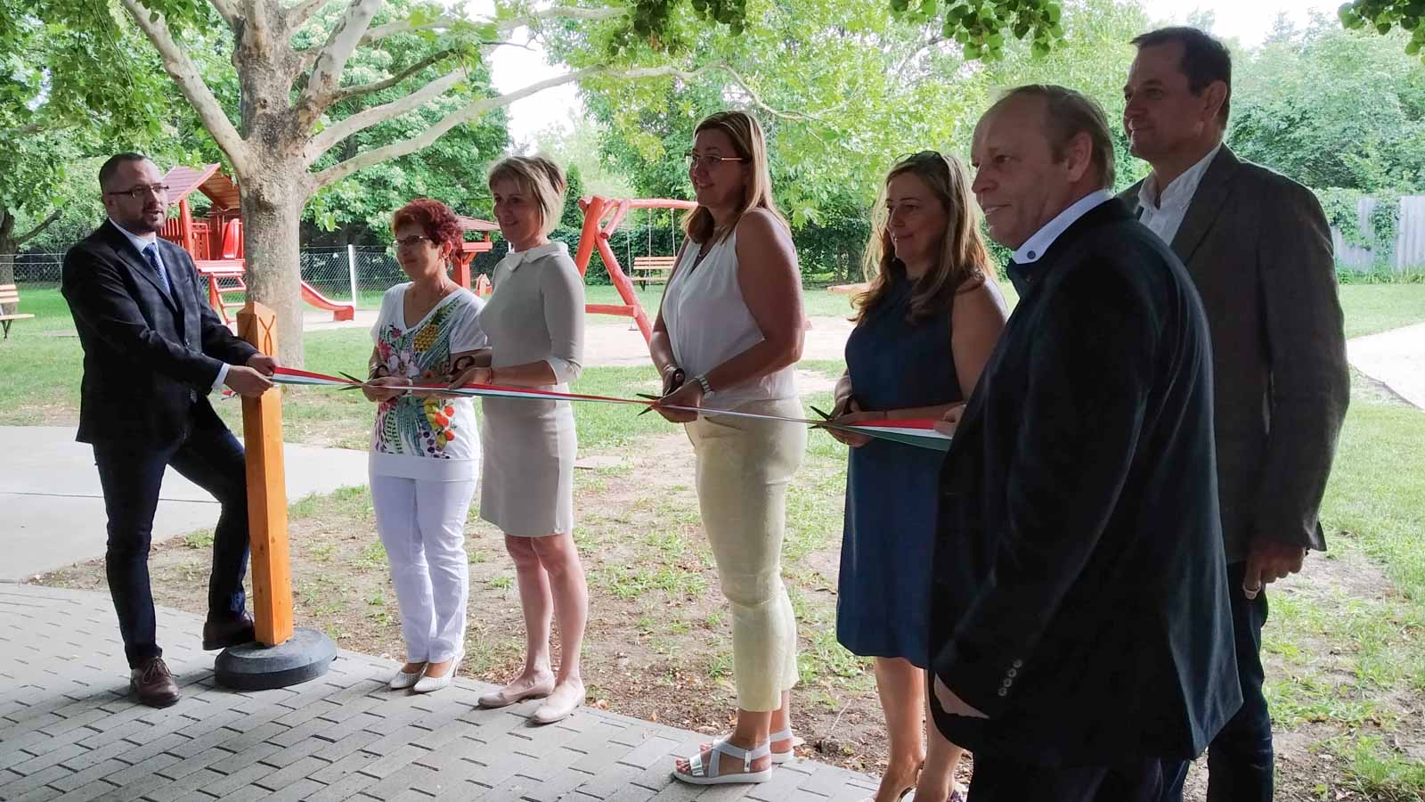 Politikusok feszítik a szalagot a pedagógusoknak az óvodaátadón Csabacsűdön (Fotó: Válkovszky Mihály)