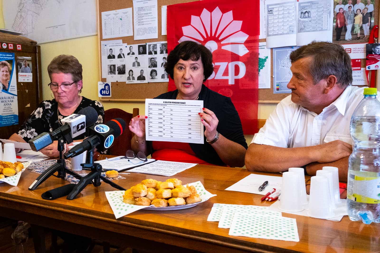 Králikné Molnár Anna, Gurmai Zita és Czesznak János (Fotó: Babák Zoltán)