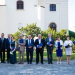 A városvezetés és a kitüntetettek a Letelepedési emlékmű előtt (Fotó: Babák Zoltán)