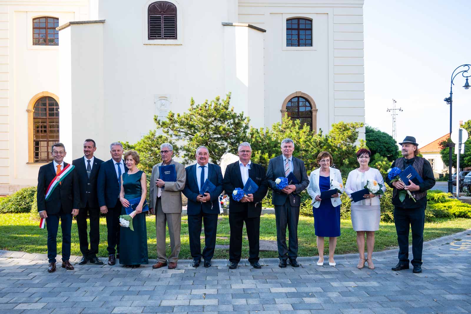 A városvezetés és a kitüntetettek a Letelepedési emlékmű előtt (Fotó: Babák Zoltán)