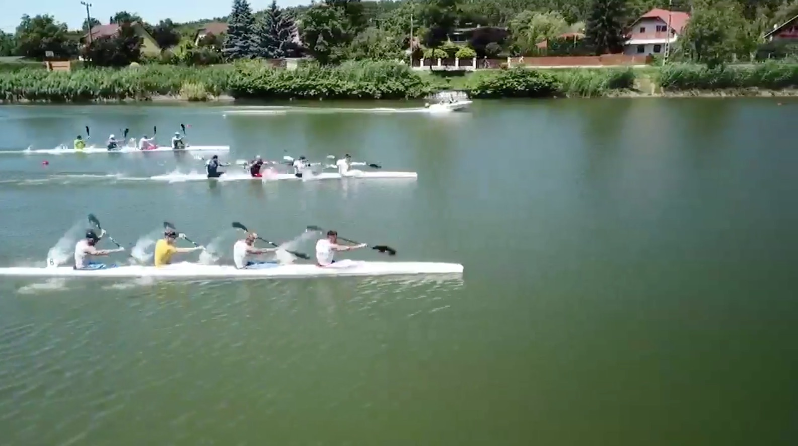 Kuli Pisti a középső hajóban elöl, Dombvári Bence sárga pólóban az alsó hajóban.