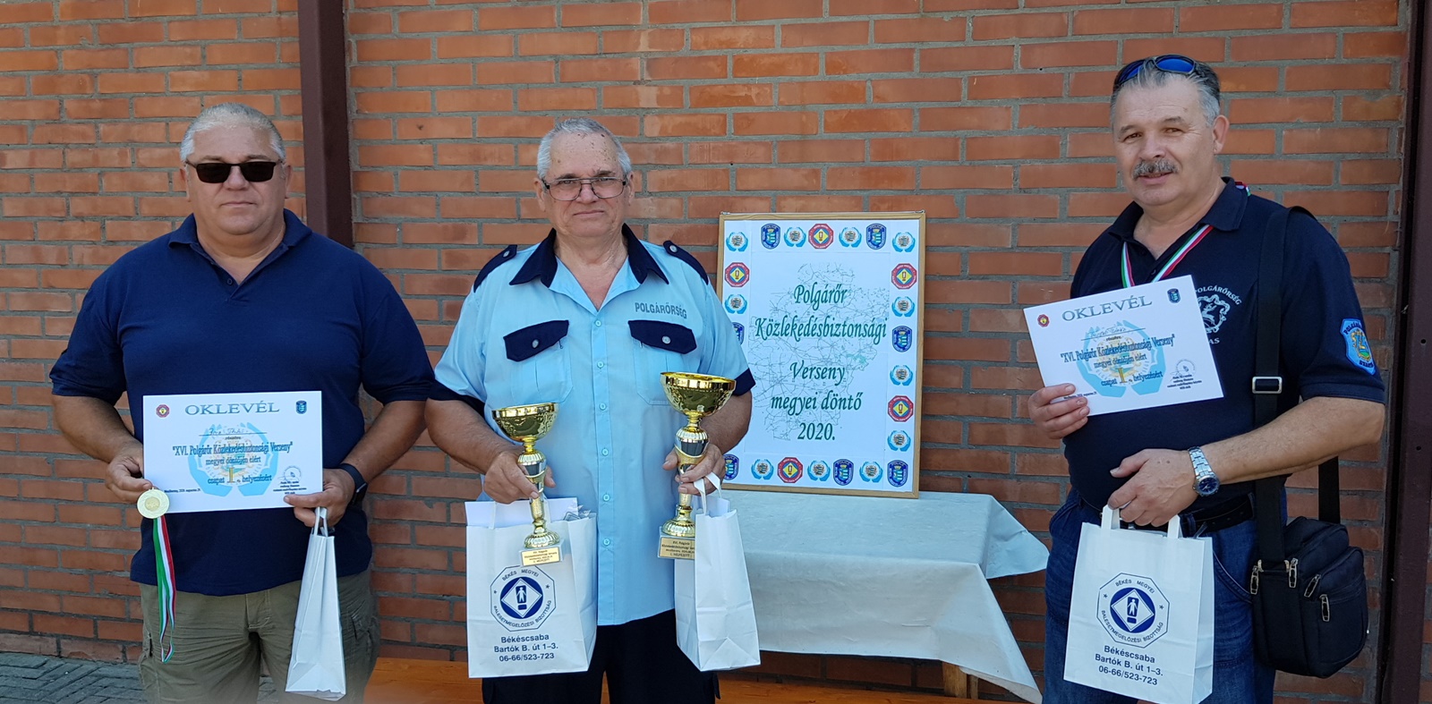 Jansik István és Pljesovszki János képviselheti Békés megyét az országos döntőn. A képen jobbról Tusjak Tamás. (Fotó: police.hu)