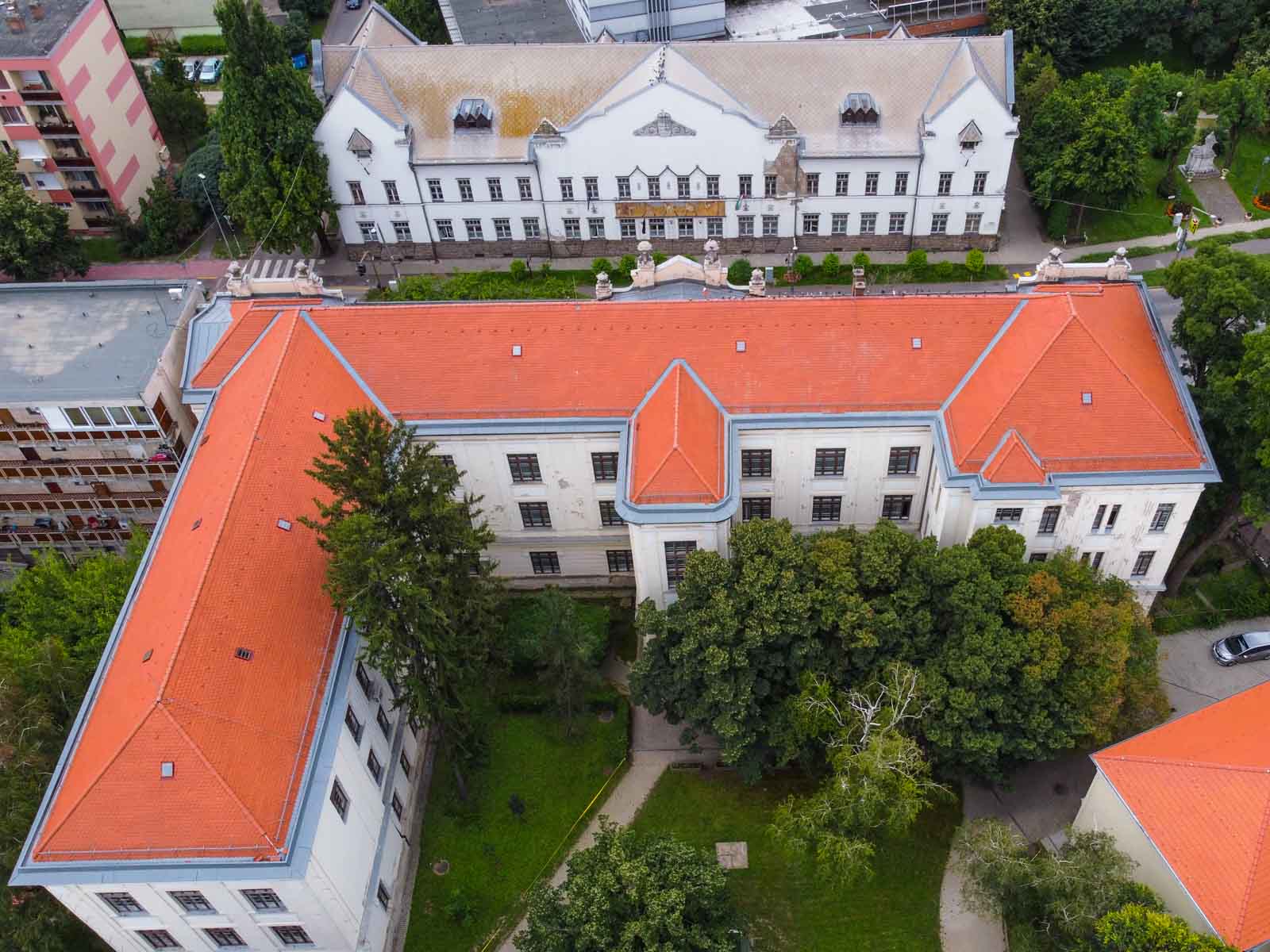 A Gál Ferenc Egyetem udvara, mögötte a (jelenleg) Szent István Egyetem régi épülete (Fotó: Babák Zoltán)
