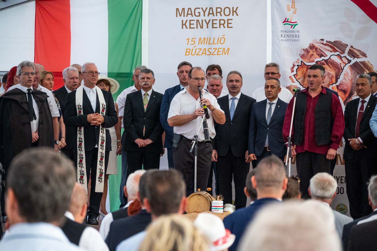 Dr. Zima János tárogatón kíséri a Szózatot éneklő vendégeket (Fotó: Babák Zoltán)