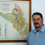 Dr. Jakab Gusztáv egyetemi docens a szobája falán függő Székelyföld-térkép előtt (Fotó: Babák Zoltán)