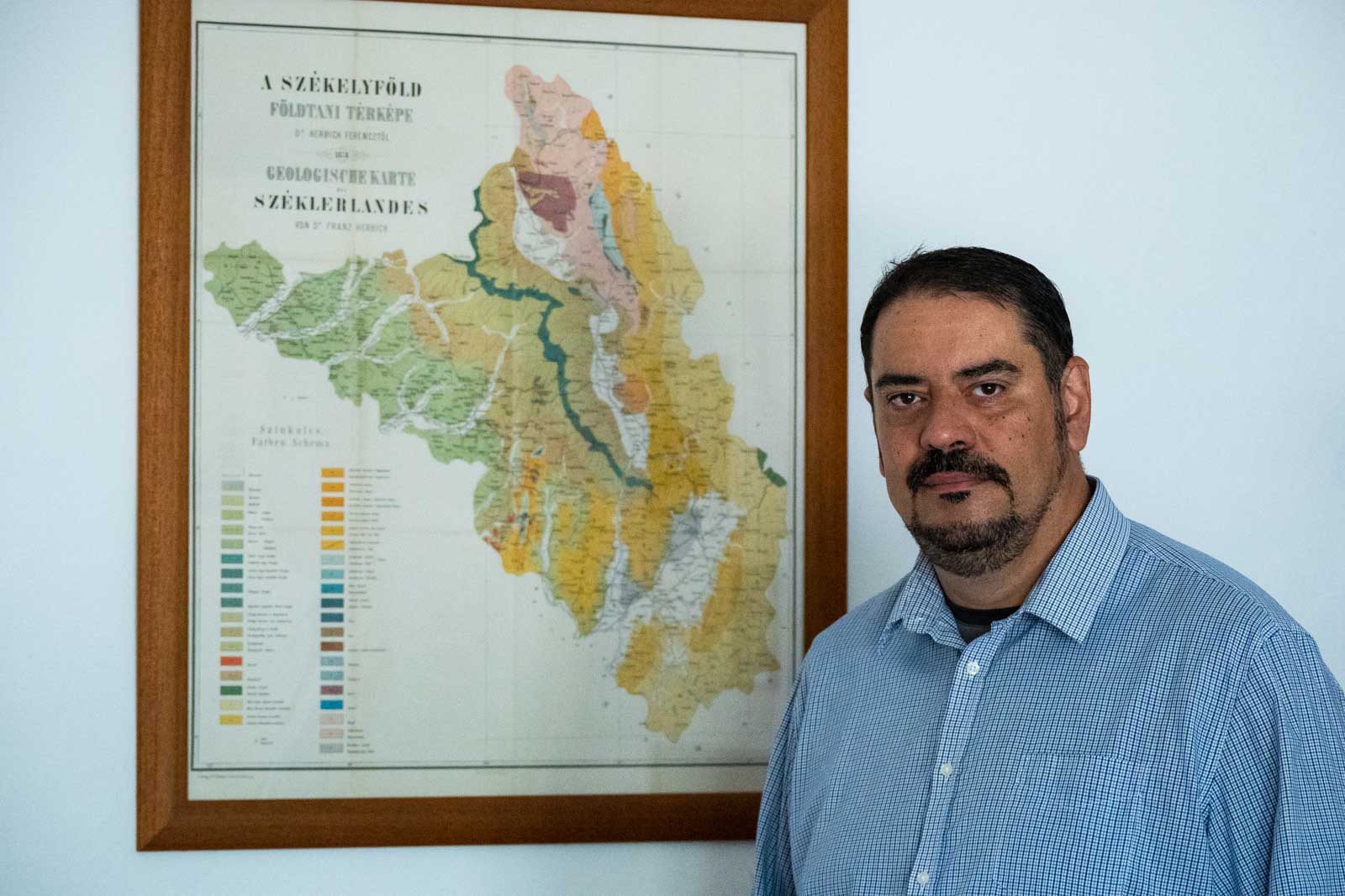 Dr. Jakab Gusztáv egyetemi docens a szobája falán függő Székelyföld-térkép előtt (Fotó: Babák Zoltán)