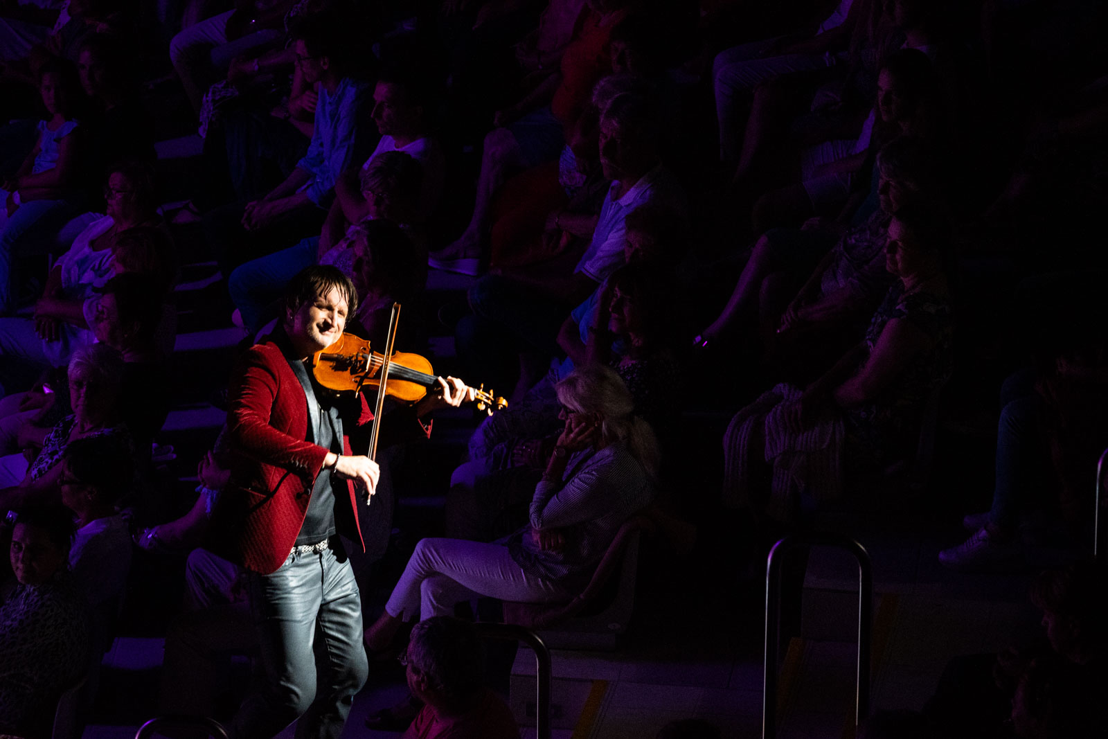 Edvin Marton a Szarvasi Vízi Színház lépcsőin (Fotó: Babák Zoltán)