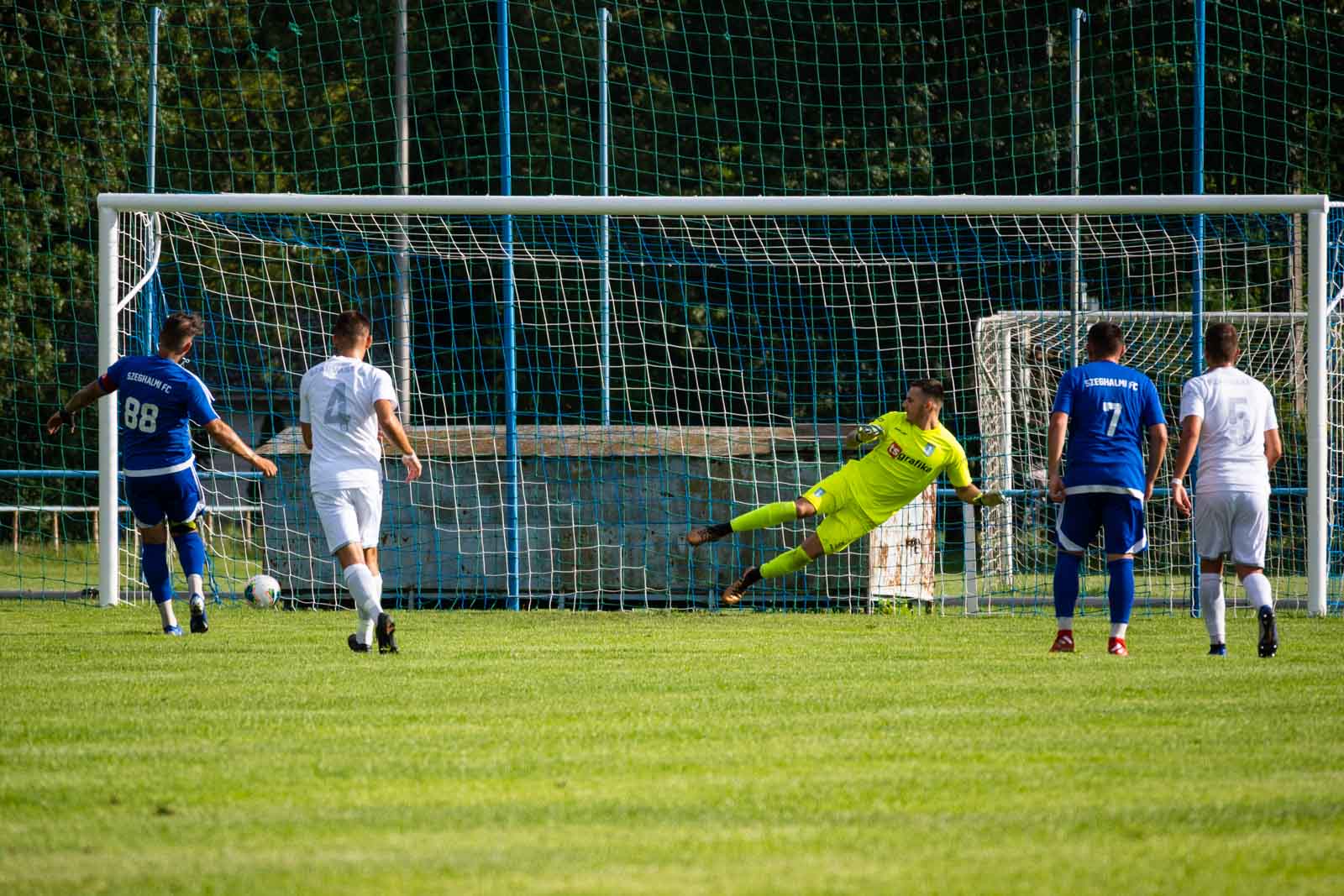Ez a büntető még a rendes játékidőben esett. Wéber és a szeghalmiak első gólja (Fotó: Babák Zoltán)