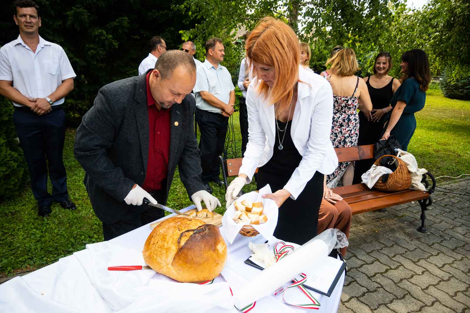 Sinka Imre és Benedek Erika felszeli a megszentelt kenyeret (Fotó: Babák Zoltán)