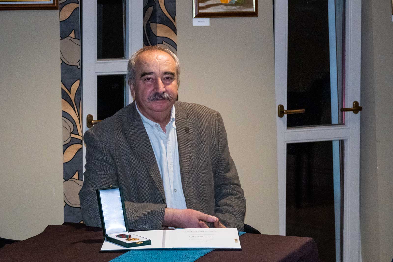 Csasztvan András, előtte a Magyar Arany Érdemkereszt polgári tagozata kitüntetése(Fotó: Babák Zoltán)